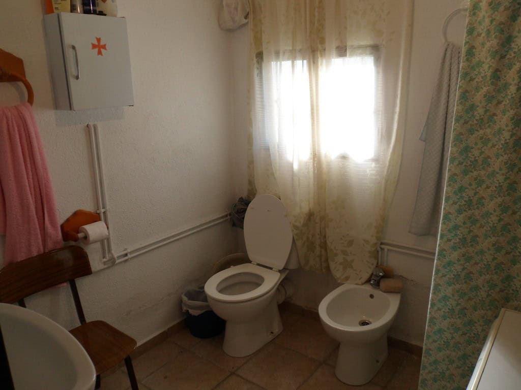 Cozy bathroom with natural light in a rural farm setting in Baza, Granada.