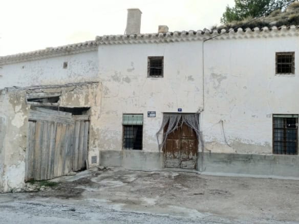 Traditional rural house in La Alqueria, Granada, with rustic charm and potential for renovation.