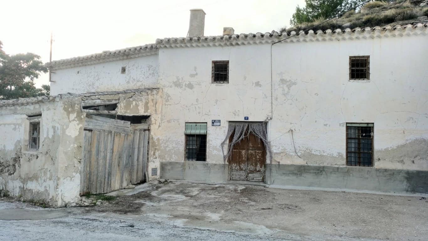 Traditional rural house in La Alqueria, Granada, with rustic charm and potential for renovation.