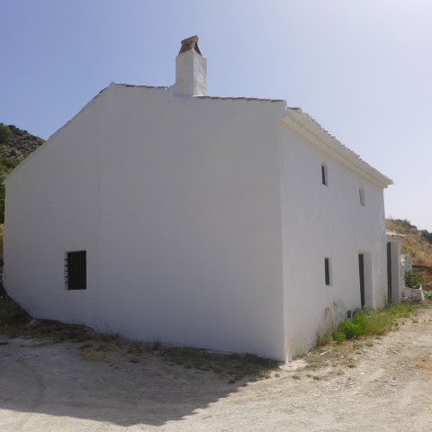 Traditional whitewashed rural property in Castril, Granada, perfect for countryside living.