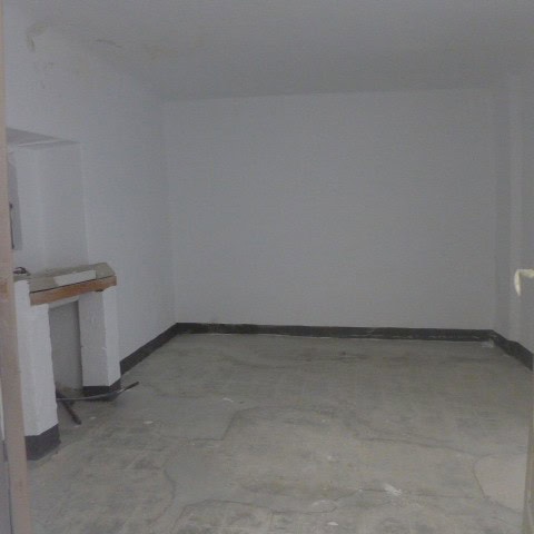 Rural property interior in Castril, Granada, with white walls and unfinished flooring. Ideal for ren.