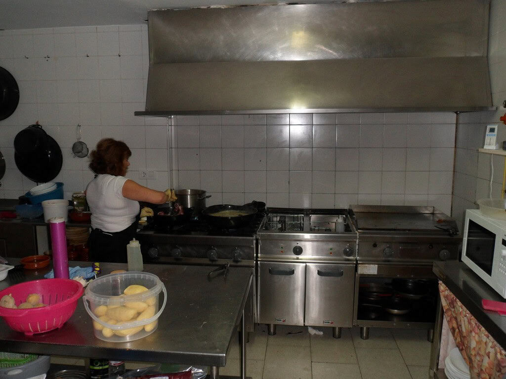 Commercial kitchen for sale in Baza, Granada, ideal for food businesses and catering services.