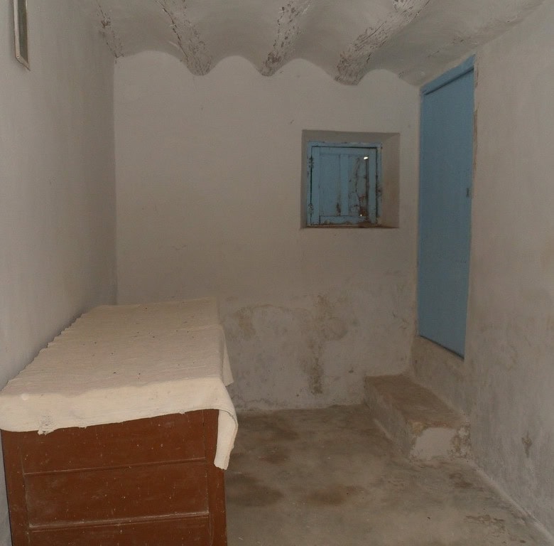 Rural property interior in Baza, Granada with traditional whitewashed walls and rustic charm.