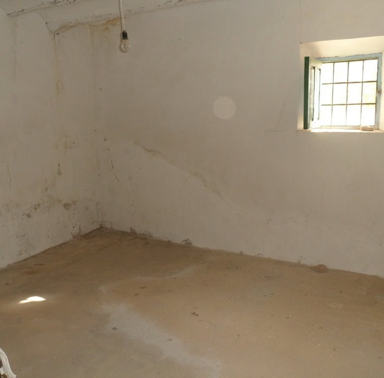 Rural property interior with white walls and small window in Baza, Granada. Ideal renovation project.