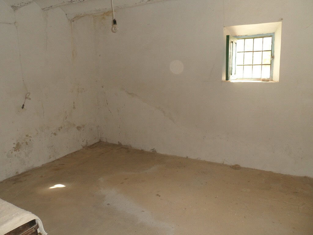 Rural property interior with white walls and small window in Baza, Granada. Ideal renovation project.