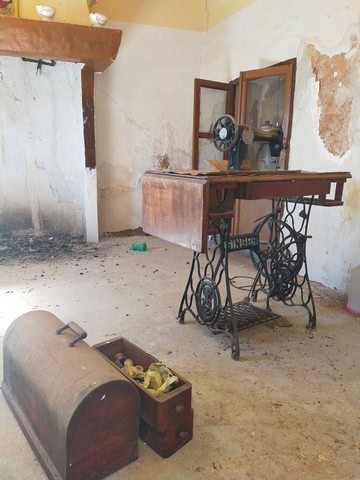 Vintage sewing machine in rustic rural property in Baza, Granada.