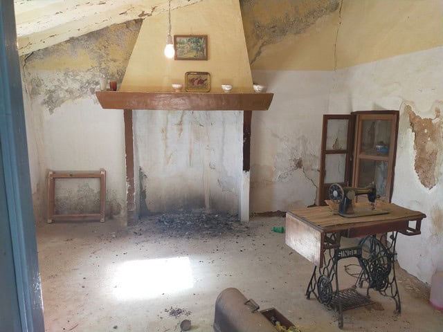 Charming rural property interior in Baza, Granada, featuring rustic walls and vintage sewing machine.