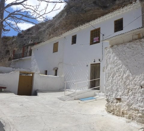 Cave house in Galera, Granada, featuring whitewashed walls and mountain views.