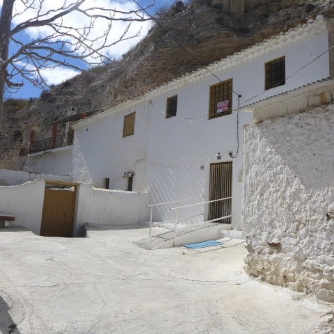 Cave house in Galera, Granada, featuring whitewashed walls and mountain views.