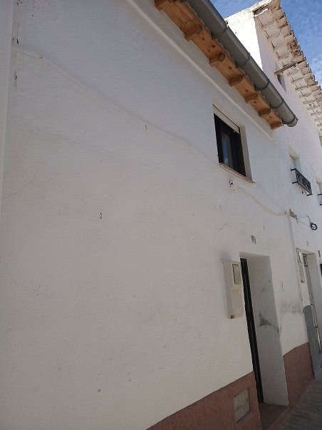 Village property in Gor, Granada with white exterior walls and traditional tiled roof. Ideal for ren.