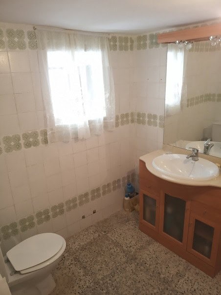 Cozy village house in Gor, Granada featuring a bright bathroom with a window and modern fixtures.