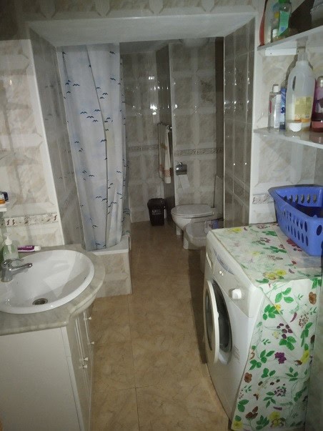 Charming village home in Gor, Granada, featuring a compact bathroom and practical laundry area. Idea.