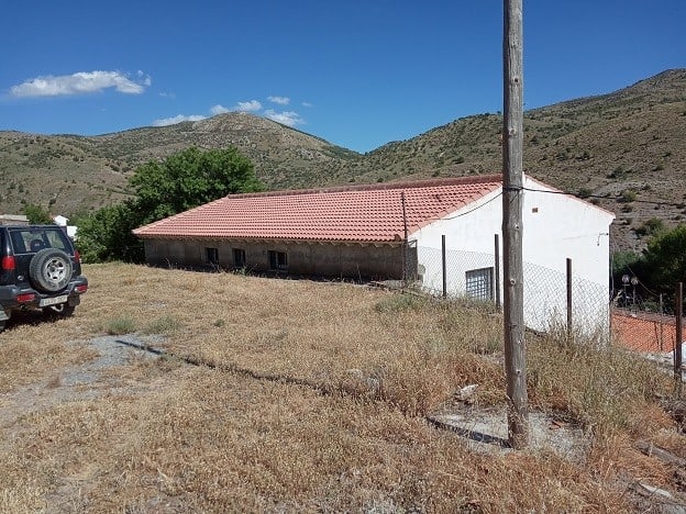 Charming rural property in Gor, Granada, with scenic mountain views and spacious outdoor area.