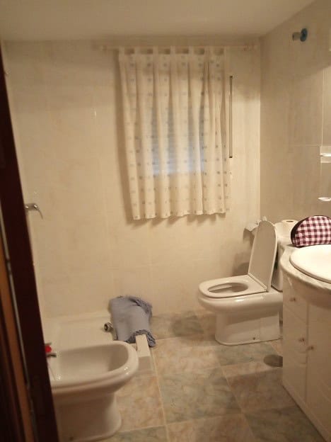 Charming rural property in Gor, Granada, featuring a cozy bathroom with essential fixtures. Ideal fo.