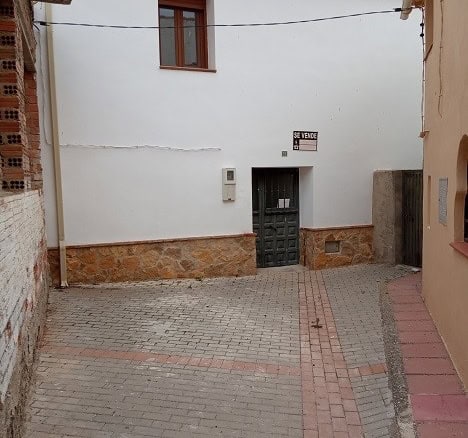 Cozy village property in Gor, Granada, featuring traditional architecture and a quiet neighborhood s.