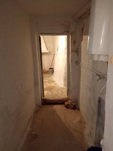 Charming village property in Gor, Granada, ideal for renovation and investment opportunities.