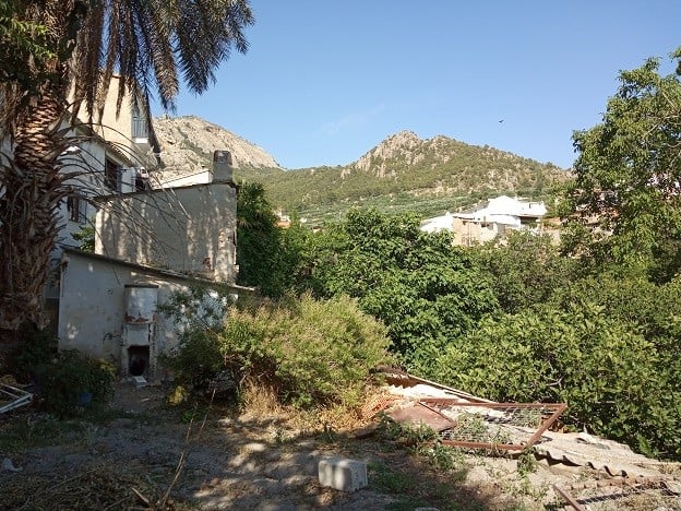 Rural property in Belerda, Jaen with mountain views and lush greenery. Ideal for renovation or build.