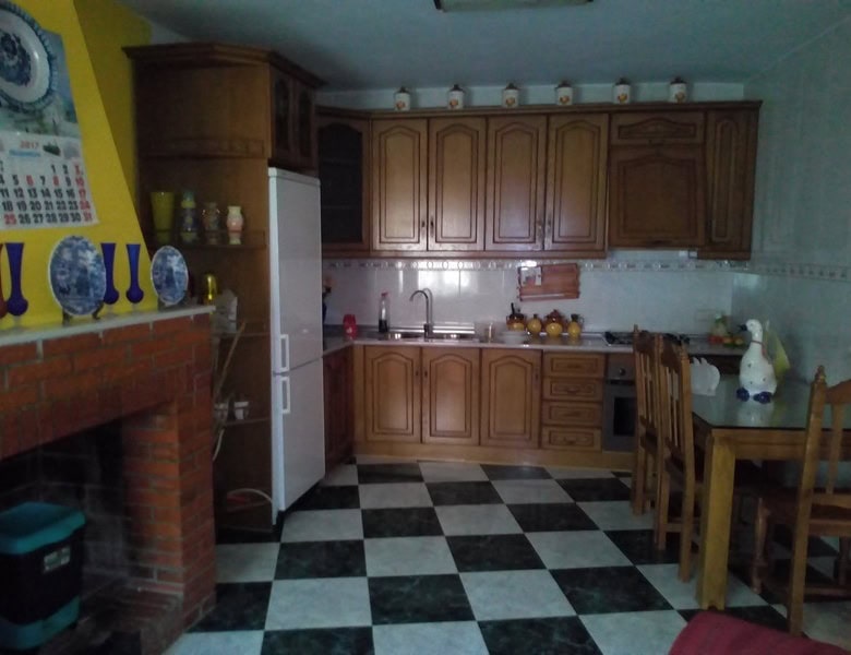 Charming village property in Somontin, Almeria, featuring a traditional kitchen with wooden cabinets.