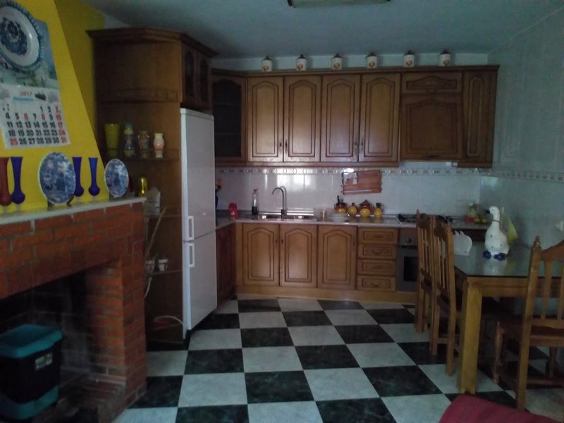 Charming village property in Somontin, Almeria, featuring a traditional kitchen with wooden cabinets.