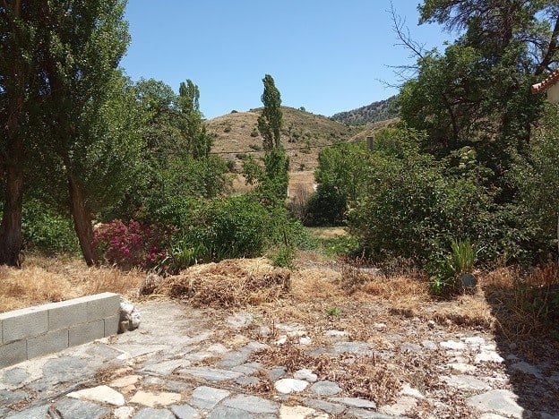 Rural property for sale in Gor, Granada, featuring a spacious land plot with natural surroundings an.