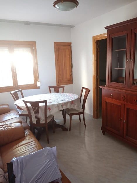 Charming apartment in Gor, Granada, featuring a dining area with a round table and wooden chairs, br.