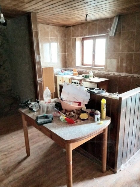 Charming village property in Gor, Granada with rustic interior and scenic views. Perfect for renovat.