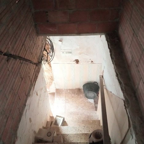 Charming village property in Gor, Granada, with ongoing renovation and rustic interior features. Ide.