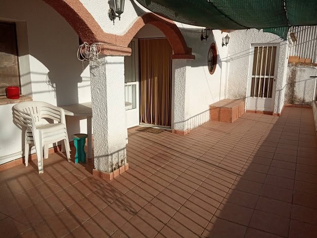 Cave house with spacious terrace in Fontanar, Jaen, ideal for relaxing and enjoying outdoor living.