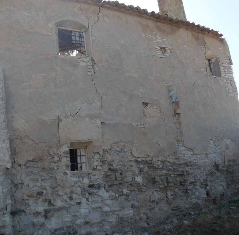 Rural property in Venta del Peral, Granada, featuring an old, rustic building with weathered walls a.