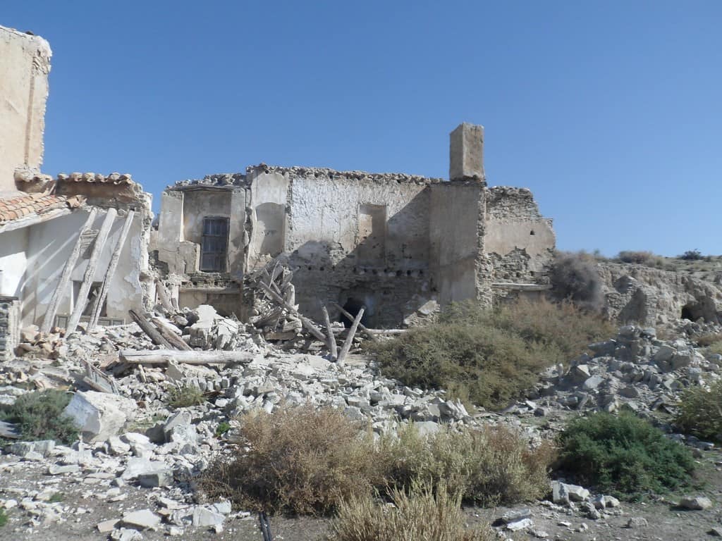 Rural property ruins in Venta del Peral, Granada, with scenic mountain views and potential for renov.