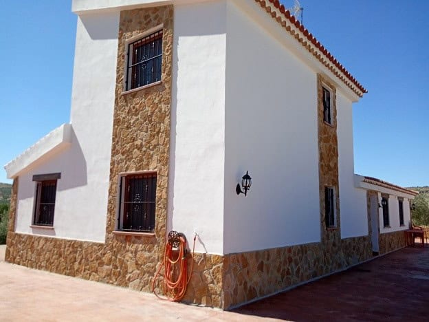 Elegant country estate in Fontanar, Jaen with white walls and stone accents. Perfect for a peaceful.