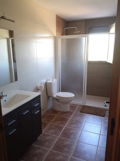 Bathroom with modern fixtures and natural light in a country estate in Fontanar, Jaen.