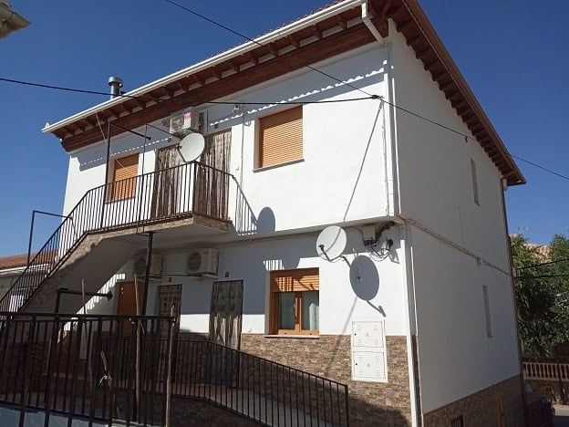 Commercial property for sale in Gor, Granada with modern amenities and spacious layout. Ideal invest.