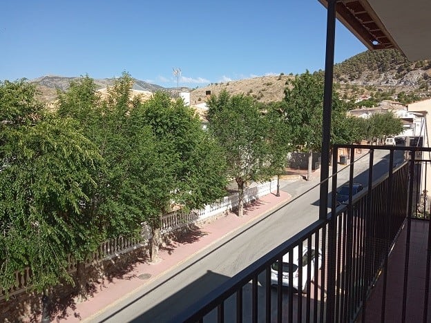 Commercial property in Gor, Granada with mountain views and urban surroundings.