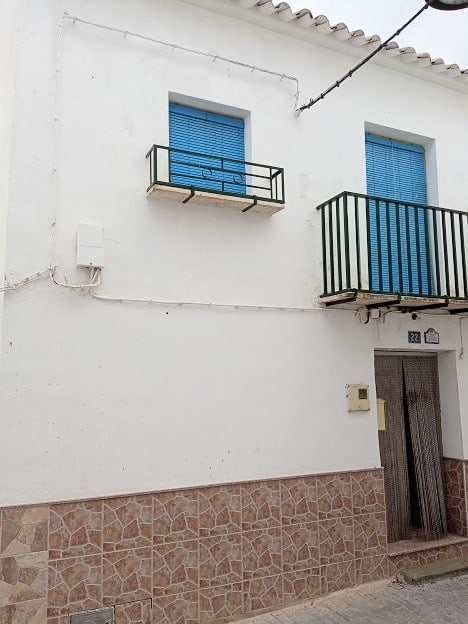 Village property in Hinojares, Jaen with white walls and blue shutters.