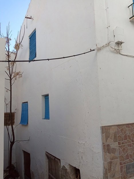 Charming village house in Hinojares, Jaen with white walls and blue shutters. Ideal for a peaceful r.
