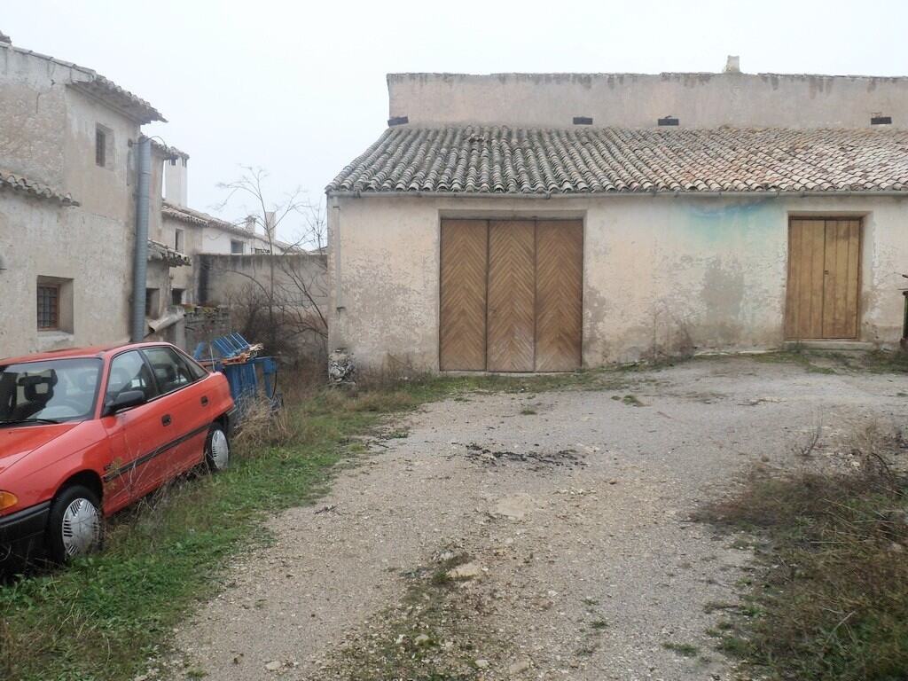 Village property in Campo Camara, Granada with rustic charm and potential for renovation.