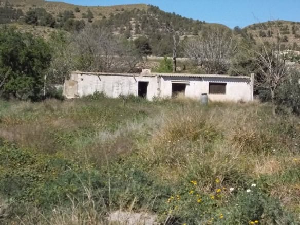 Abandoned rural house in Sufli, Almeria, surrounded by natural landscape and open fields.