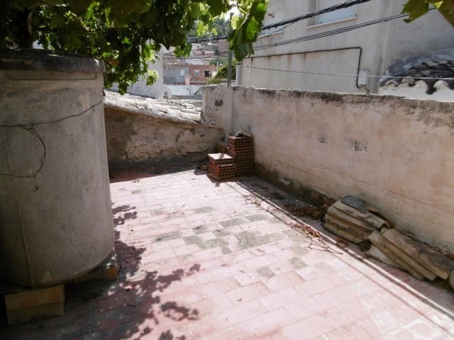 Spacious outdoor terrace of a town house in Tijola, Almeria, ideal for relaxing or gardening.