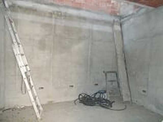 Village property construction site in Seron, Almeria, showing concrete walls and construction tools.