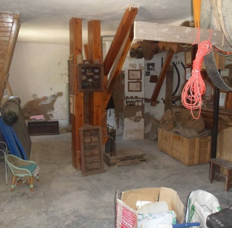 Farm property in Zujar, Granada with rustic interior and storage space. Ideal for renovation or agri.