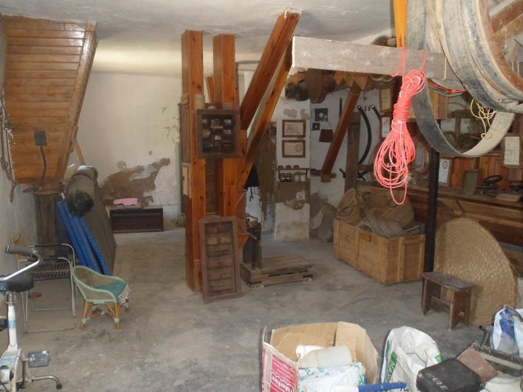 Farm property in Zujar, Granada with rustic interior and storage space. Ideal for renovation or agri.