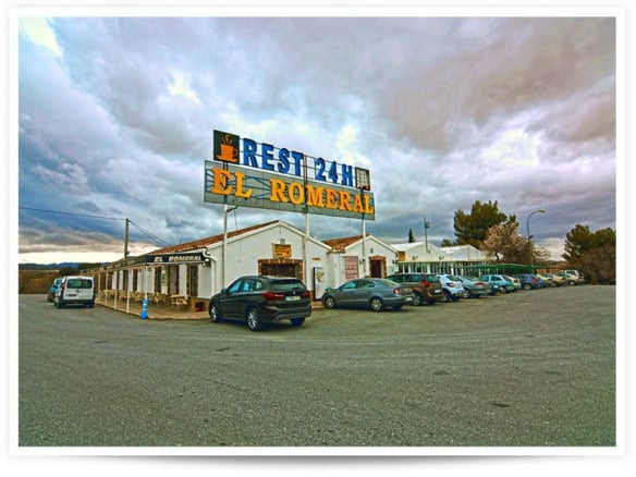 Commercial building for sale in Baza, Granada, featuring a restaurant and parking area. Ideal invest.