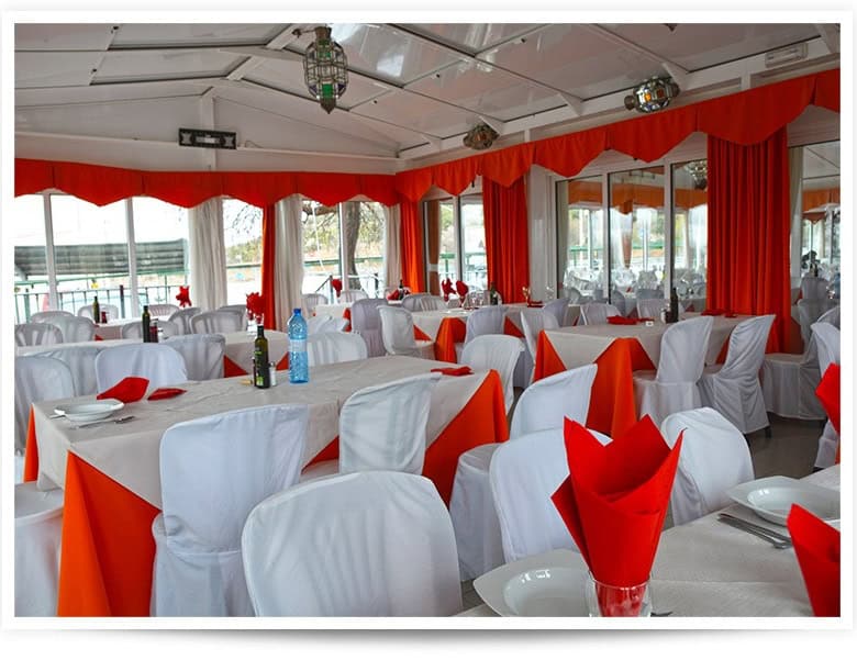 Modern restaurant interior with elegant white and red decor in Baza, Granada.