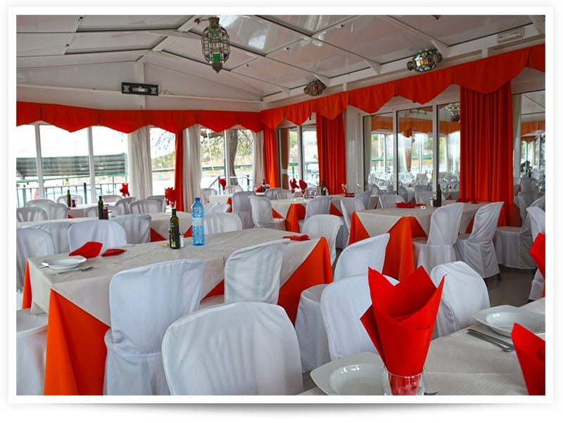 Modern restaurant interior with elegant white and red decor in Baza, Granada.