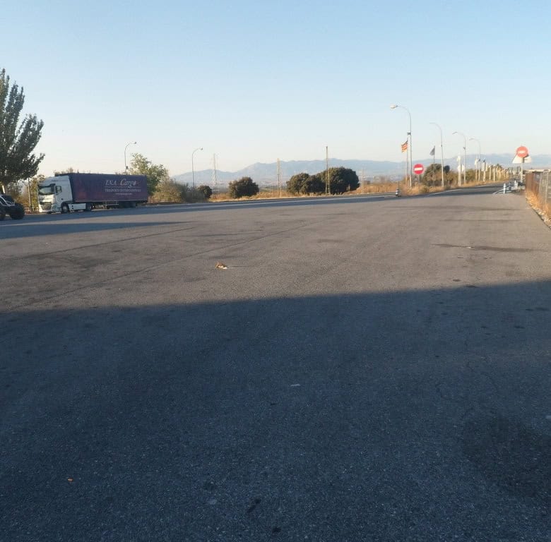 Commercial property in Baza, Granada with spacious parking and easy access, ideal for business devel.