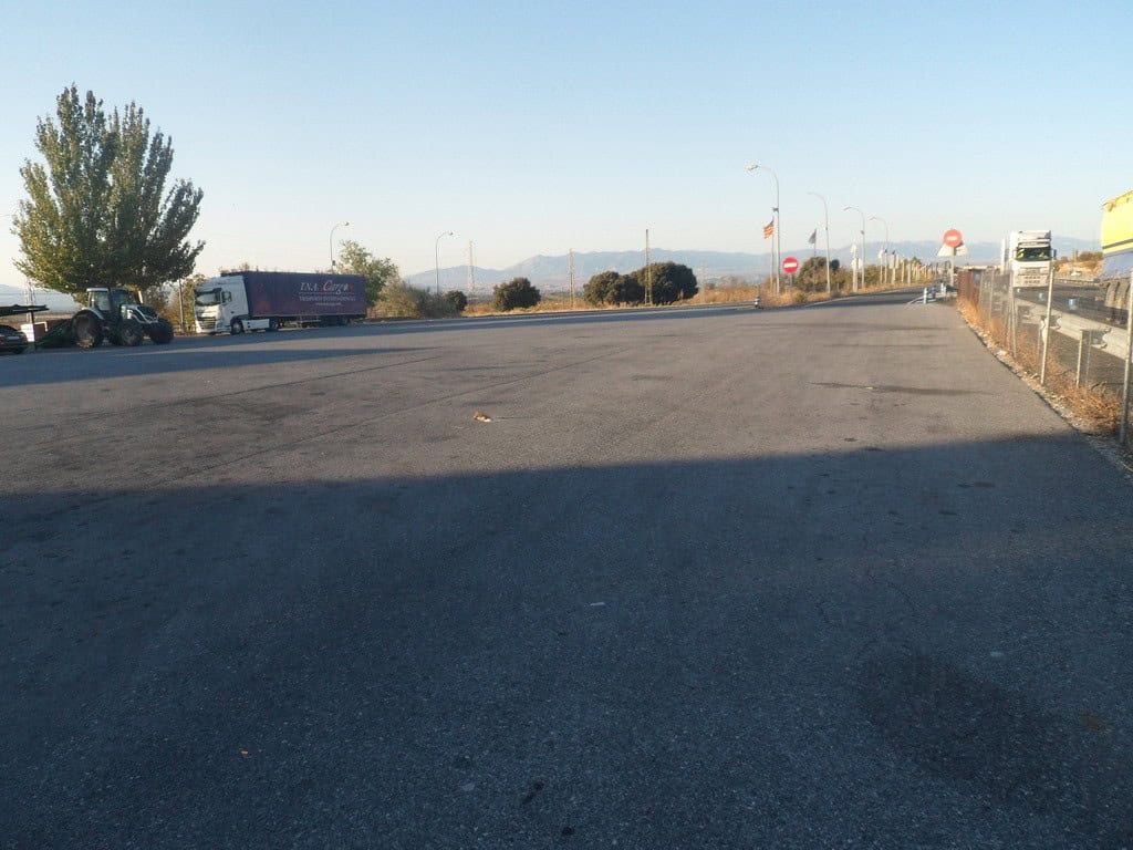 Commercial property in Baza, Granada with spacious parking and easy access, ideal for business devel.