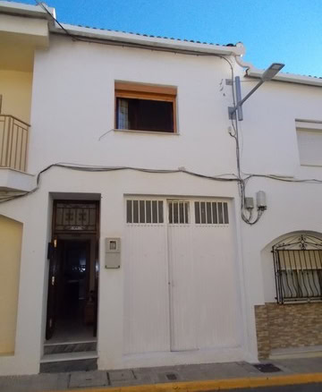 Charming village house in Cela, Almeria, featuring a white facade and traditional architecture.