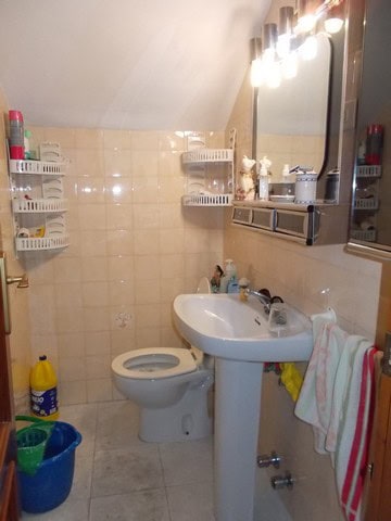Charming village bathroom in Cela, Almeria with a white sink, mirror, and practical storage shelves.