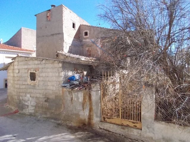 Village property for sale in Zujar, Granada with potential for renovation and rural living.